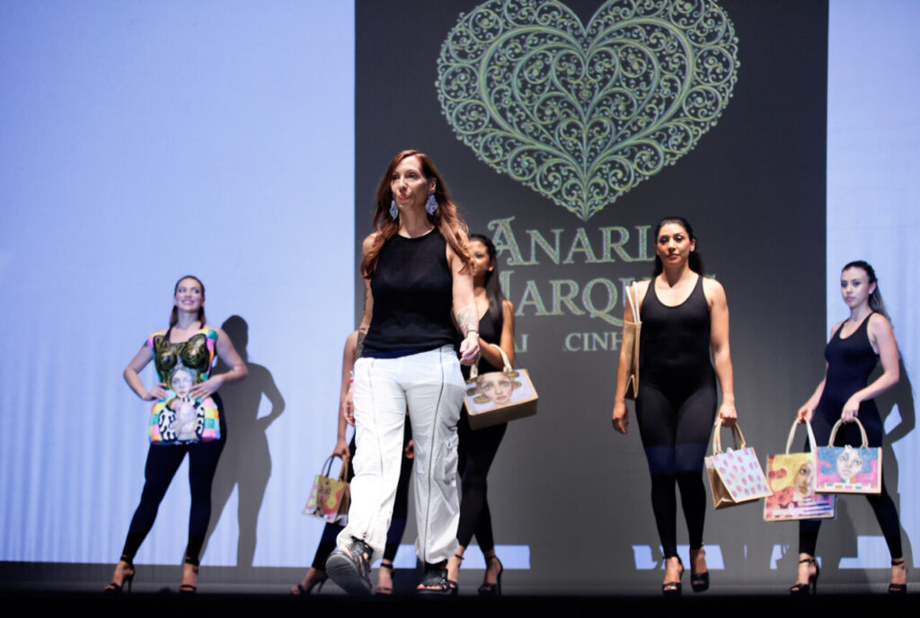 Jóvenes Diseñadores de Baleares inaugura su edición rumbo a la gala nacional 11 Desfile de moda con modelos y un fondo decorativo