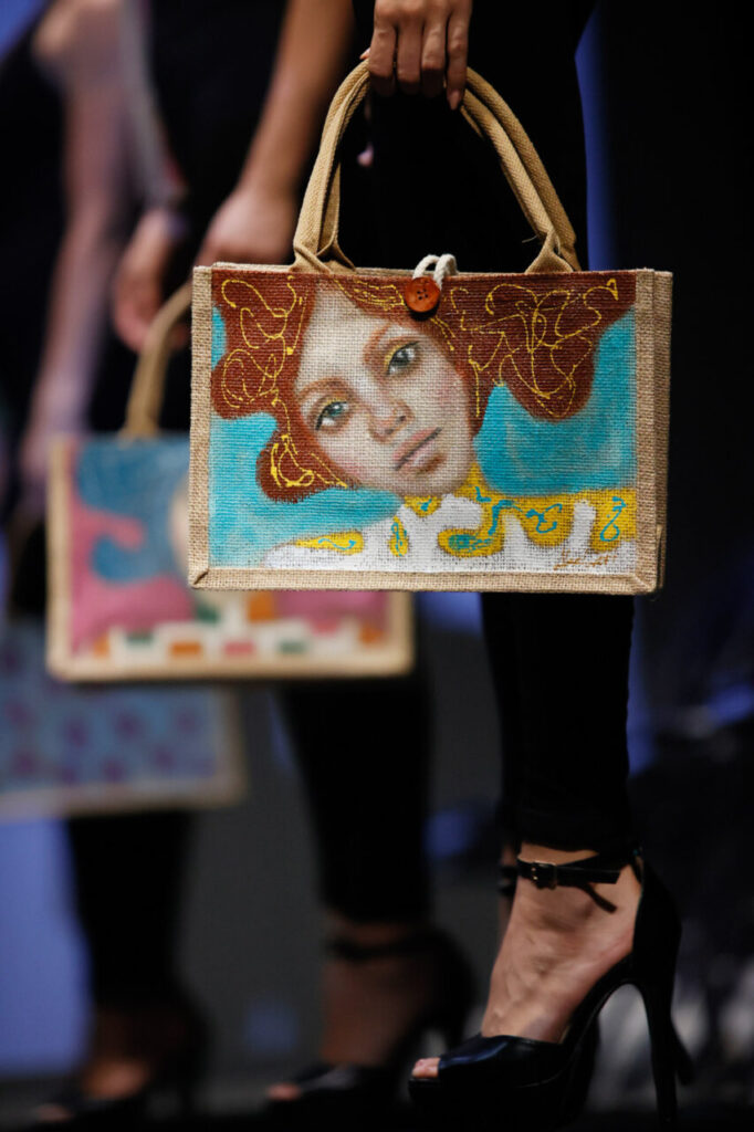 Jóvenes Diseñadores de Baleares inaugura su edición rumbo a la gala nacional 20 Modelo sosteniendo un bolso con arte pintado a mano en un desfile