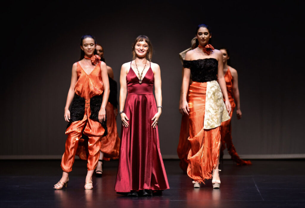 Jóvenes Diseñadores de Baleares inaugura su edición rumbo a la gala nacional 3 Modelos desfilando en la gala de la Asociación ANDE