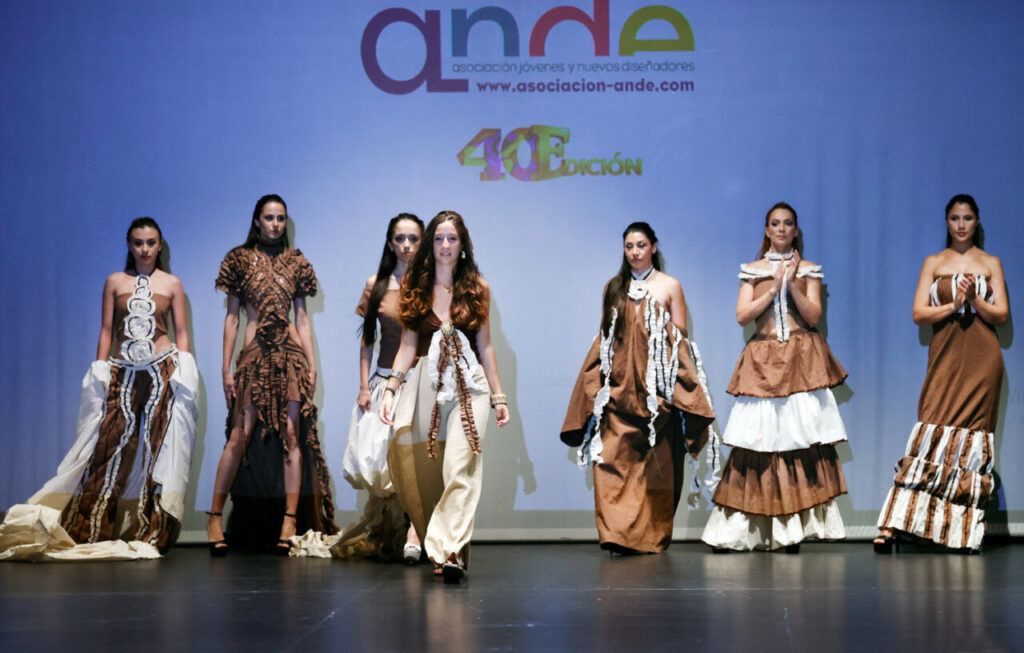 Jóvenes Diseñadores de Baleares inaugura su edición rumbo a la gala nacional 2 Modelos desfilando en la gala de la Asociación ANDE con trajes creativos