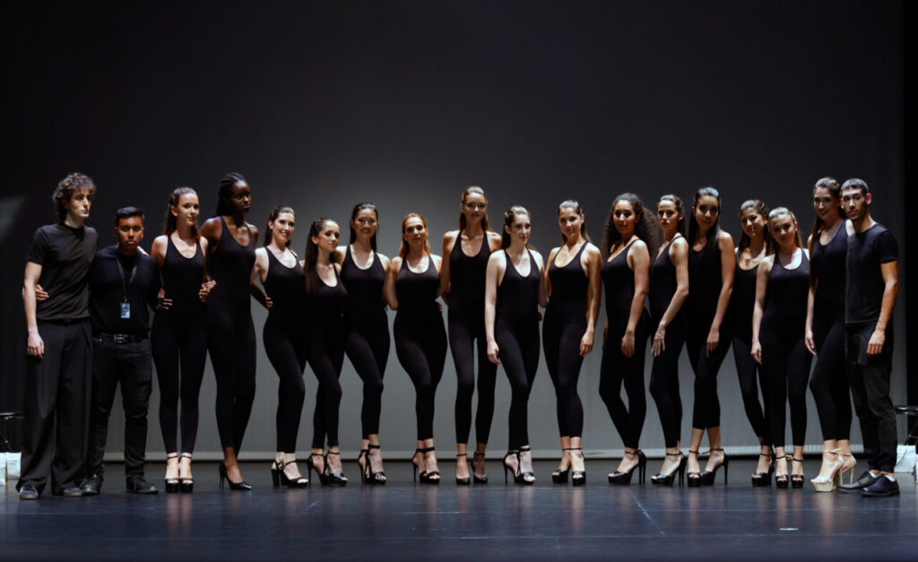 Jóvenes Diseñadores de Baleares inaugura su edición rumbo a la gala nacional 32 Grupo de modelos en un escenario durante la gala de la Asociación ANDE