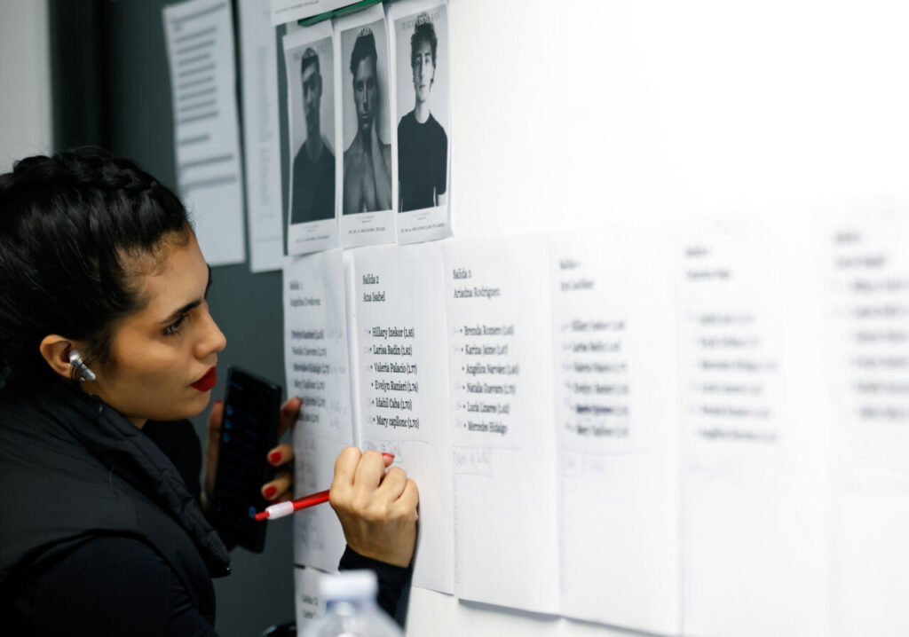 Jóvenes Diseñadores de Baleares inaugura su edición rumbo a la gala nacional 31 Mujer revisando listas en una pared durante un evento