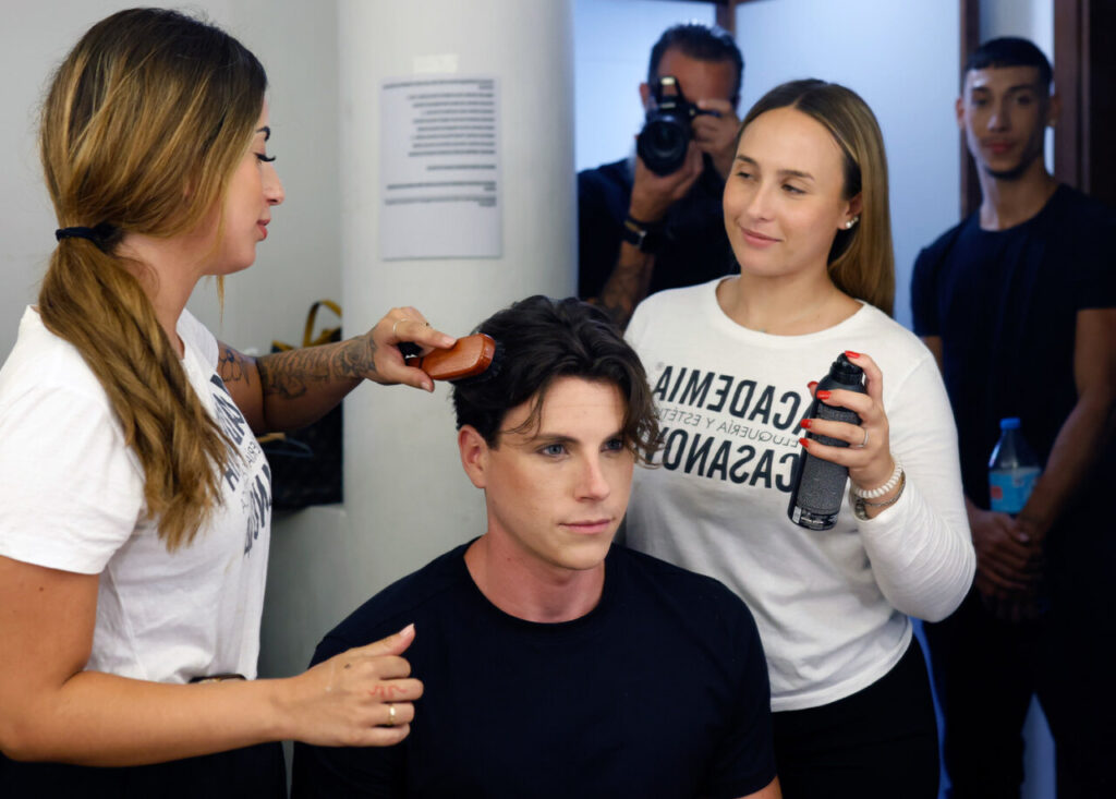 Jóvenes Diseñadores de Baleares inaugura su edición rumbo a la gala nacional 29 Dos estilistas preparando a un modelo antes de un evento