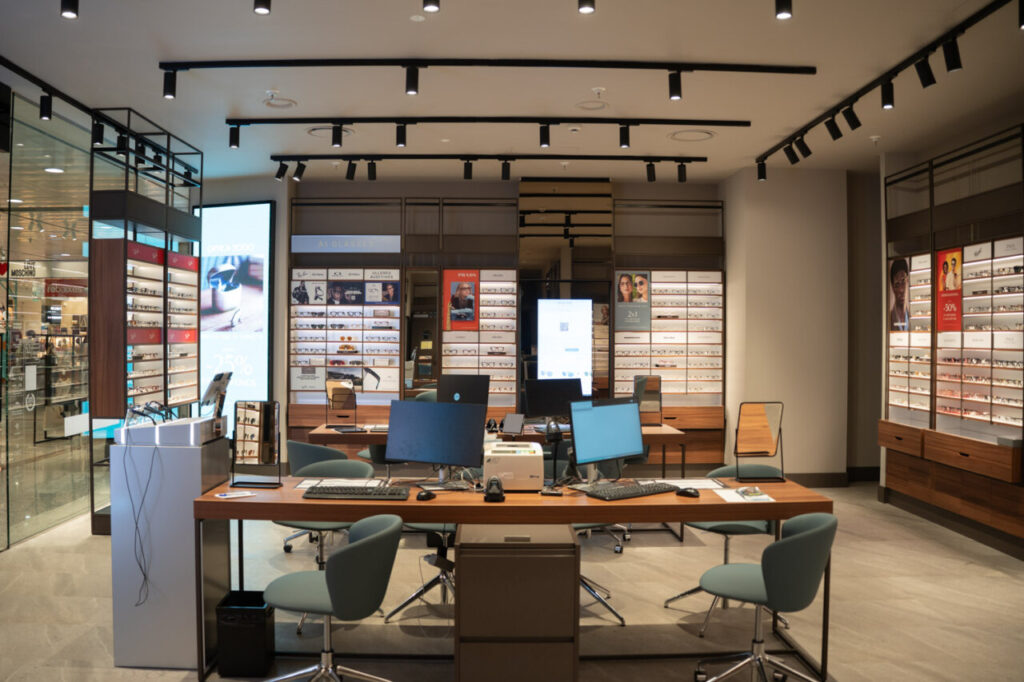 Interior de la óptica 2000 en El Corte Inglés con gafas y tecnología moderna