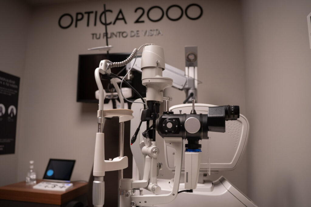 Equipamiento moderno en el centro de salud visual Optica 2000