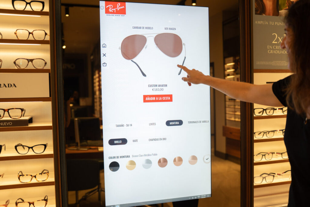 Cliente interactuando con pantalla de selección de gafas en Optica2000