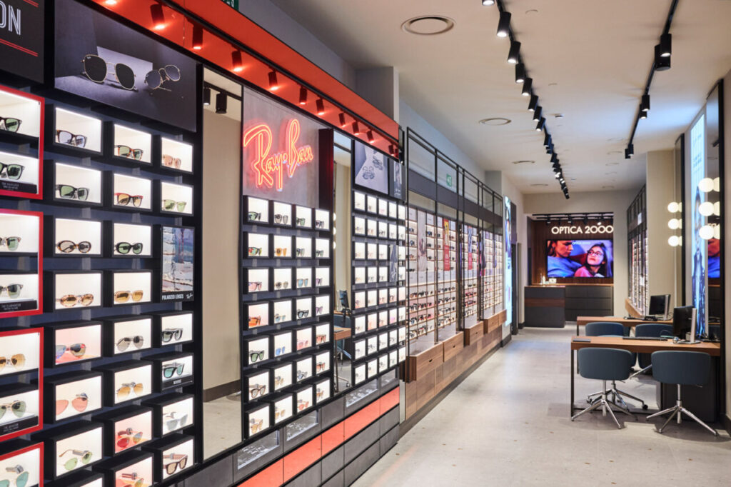 Interior de la tienda Optica2000 en El Corte Inglés con gafas expuestas.