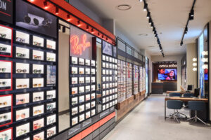 Interior de la tienda Optica2000 en El Corte Inglés con gafas expuestas.