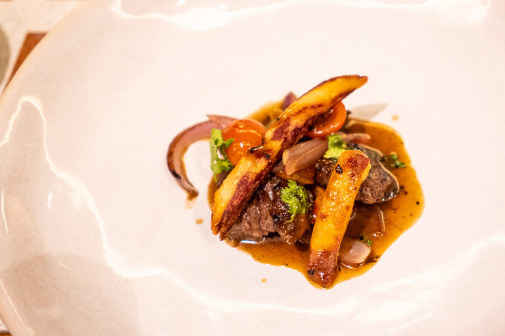 Azotea Club de Mar y Saltao: la doble apertura que redefine el Club de Mar de Palma 9 Plato de lomo saltado con carne, cebolla y papas fritas