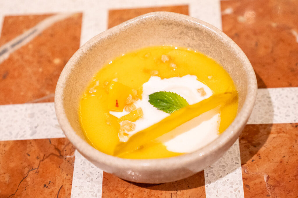 Azotea Club de Mar y Saltao: la doble apertura que redefine el Club de Mar de Palma 10 Plato de postre en el restaurante Azotea Club de Mar con crema amarilla y trozos de fruta