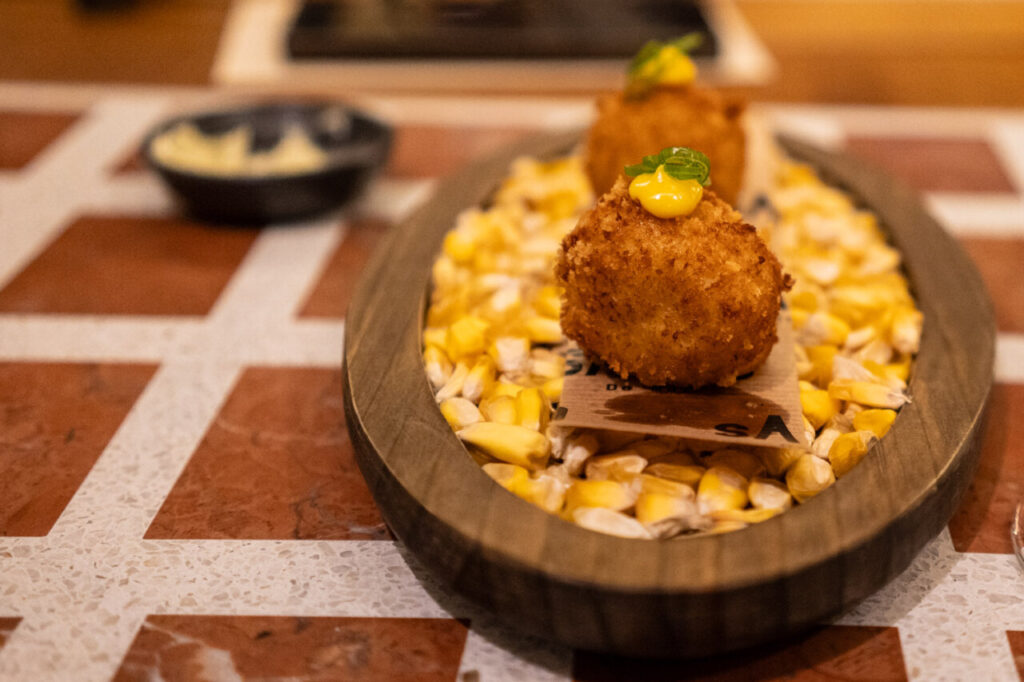 Azotea Club de Mar y Saltao: la doble apertura que redefine el Club de Mar de Palma 7 Croquetas servidas en un restaurante moderno con decoración elegante