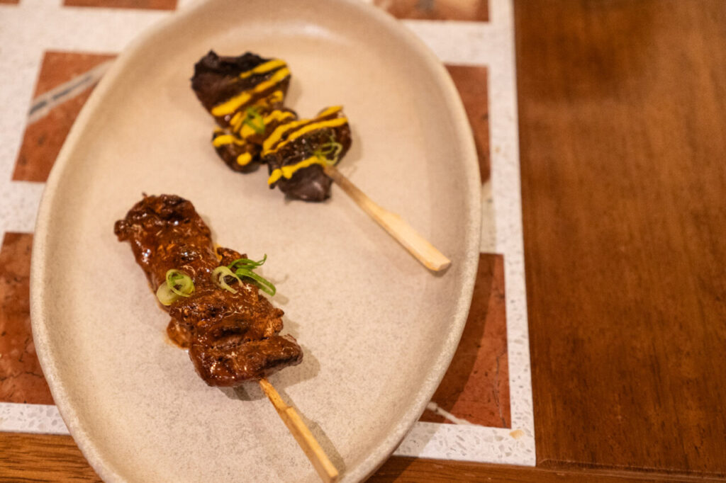 Azotea Club de Mar y Saltao: la doble apertura que redefine el Club de Mar de Palma 6 Plato de lomo saltado y brochetas en Saltao
