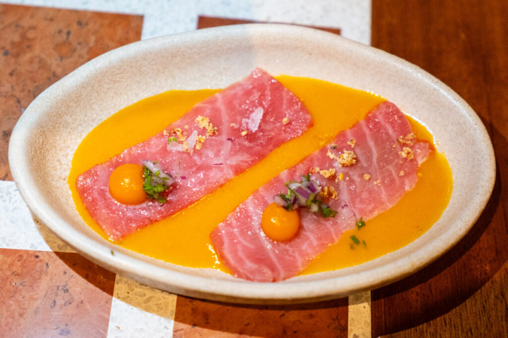 Azotea Club de Mar y Saltao: la doble apertura que redefine el Club de Mar de Palma 5 Ceviche de corvina con leche de tigre de aguacate y jalapeños en un plato elegante