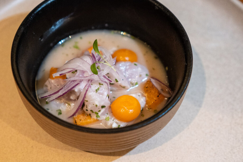 Azotea Club de Mar y Saltao: la doble apertura que redefine el Club de Mar de Palma 4 Ceviche servido en un bol negro con cebolla y frutas