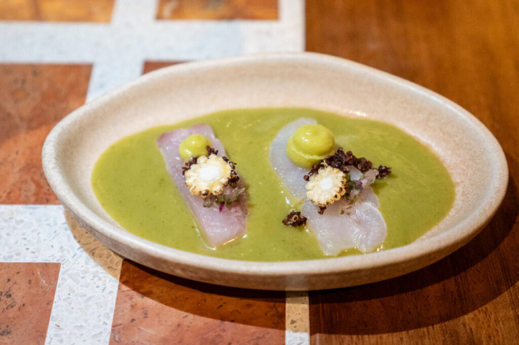 Azotea Club de Mar y Saltao: la doble apertura que redefine el Club de Mar de Palma 3 Plato de pescado con salsa verde y decoración de flores comestibles