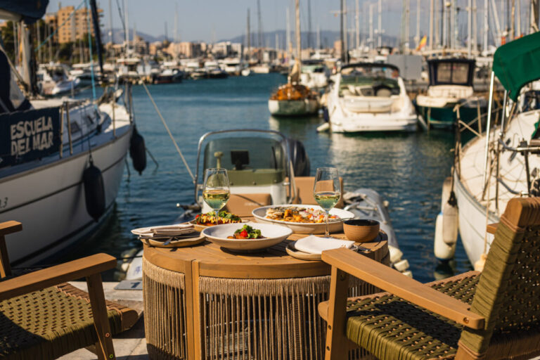 Mesa con platos y copas en la azotea del Club de Mar en Mallorca