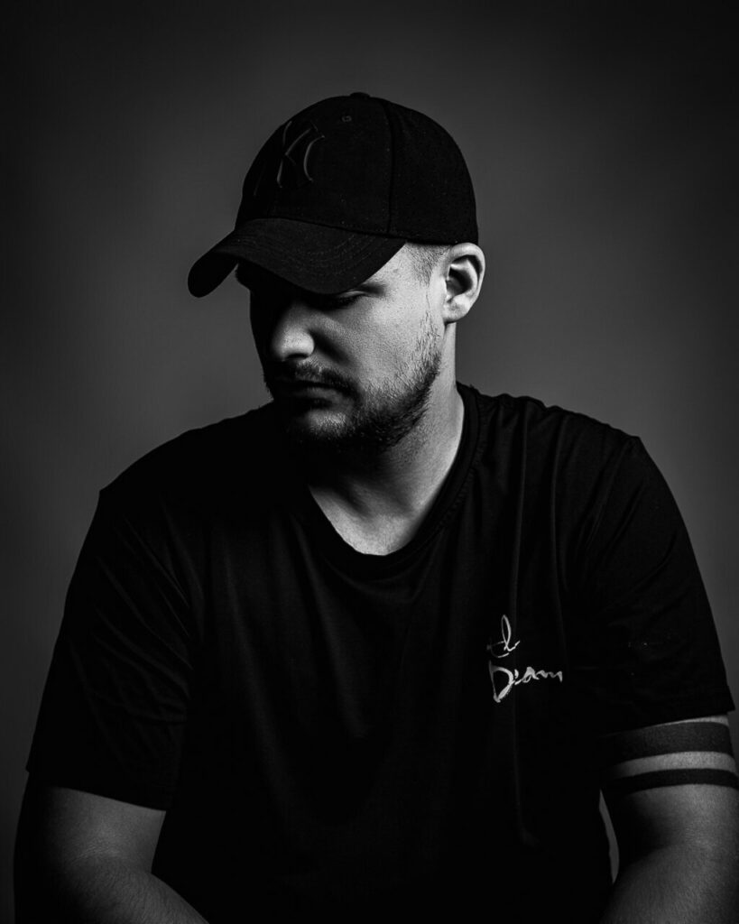 Lord of Alchemy, nominado en los MEM Awards: “La producción musical es un aprendizaje constante que nunca termina” 3 Retrato en blanco y negro de Lord of Alchemy, un productor musical.