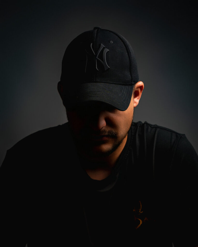 Lord of Alchemy, nominado en los MEM Awards: “La producción musical es un aprendizaje constante que nunca termina” 2 Retrato de un productor musical con gorra en un fondo oscuro
