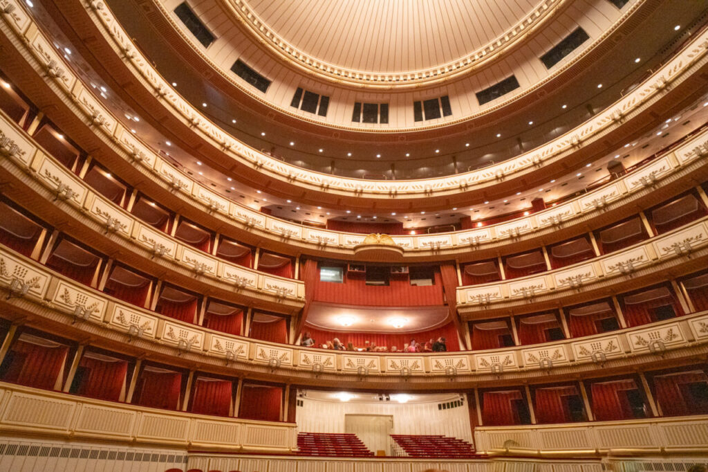 La Ópera de Viena: dos arquitectos muertos, un incendio y un cofre hundido en el Ring 6 Vista interior de la Ópera de Viena mostrando sus niveles y decoración