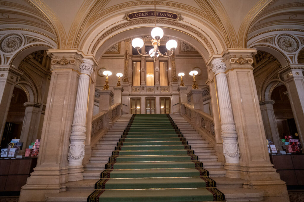 La Ópera de Viena: dos arquitectos muertos, un incendio y un cofre hundido en el Ring 5 Escalera de honor en la Ópera de Viena con detalles arquitectónicos