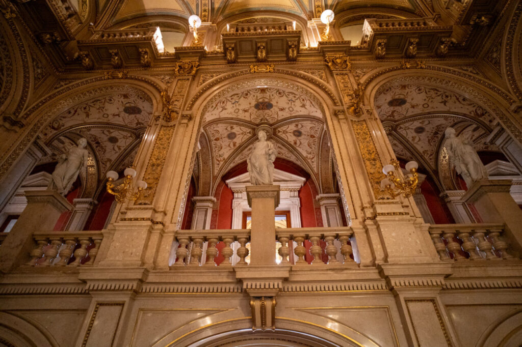 La Ópera de Viena: dos arquitectos muertos, un incendio y un cofre hundido en el Ring 4 Vista interior de la Ópera de Viena con esculturas y detalles arquitectónicos