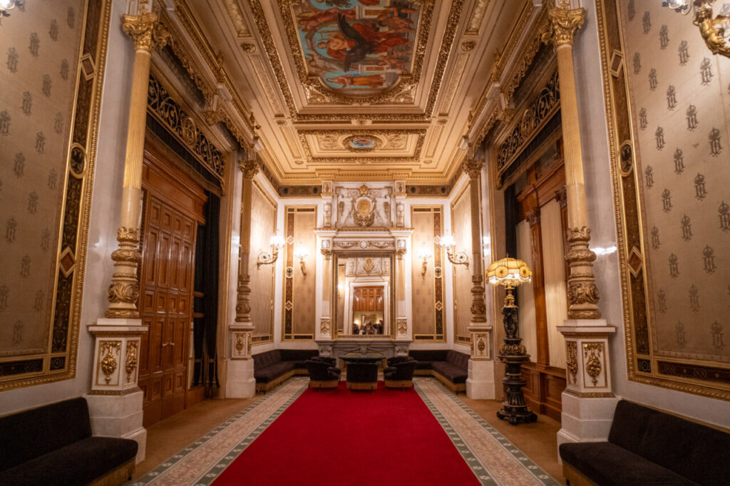 La Ópera de Viena: dos arquitectos muertos, un incendio y un cofre hundido en el Ring 2 Interior decorado de la Ópera de Viena con detalles arquitectónicos