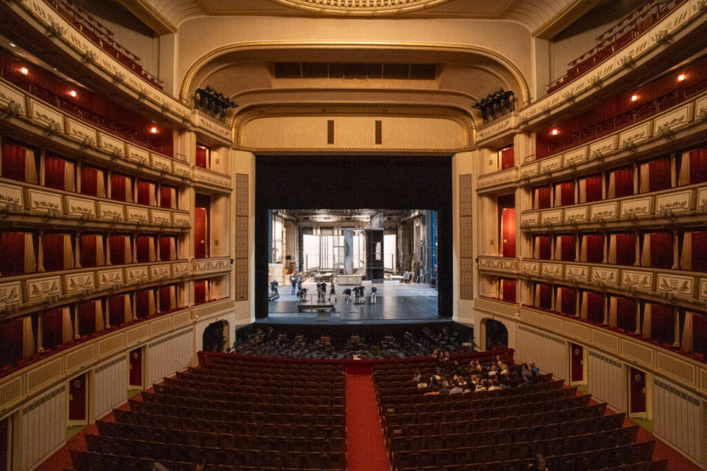 Vista interior de la Ópera de Viena con asientos y escenario