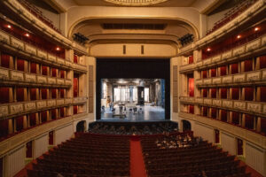 Vista interior de la Ópera de Viena con asientos y escenario