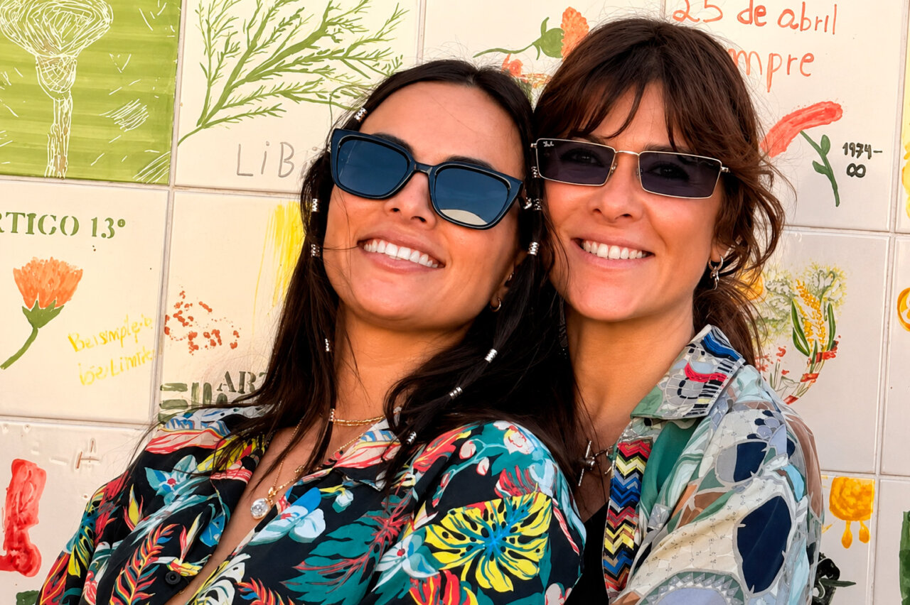 Vanesa Martín y Julieta Grajales posando sonrientes en un fondo colorido