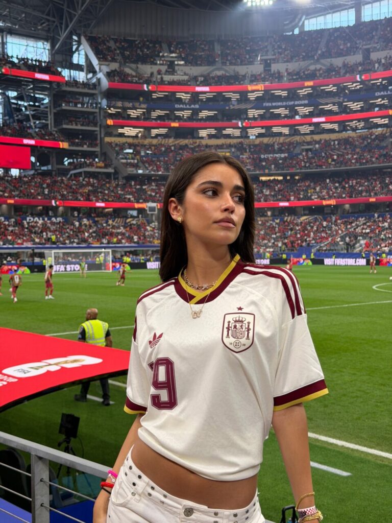 La camiseta más deseada de España: 5 looks con mucho glamour 2 Mujer luciendo la camiseta de la selección española en un estadio lleno