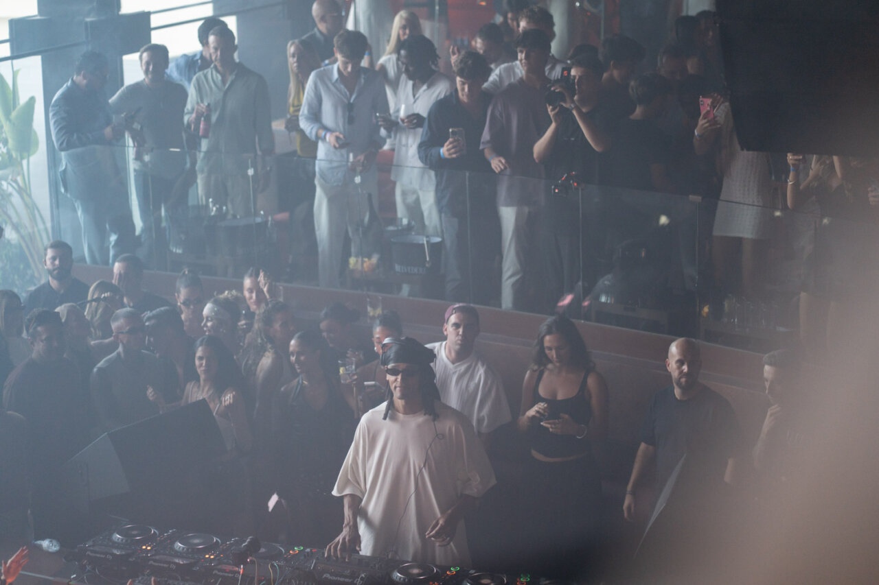 DJ actuando en un club con público animado