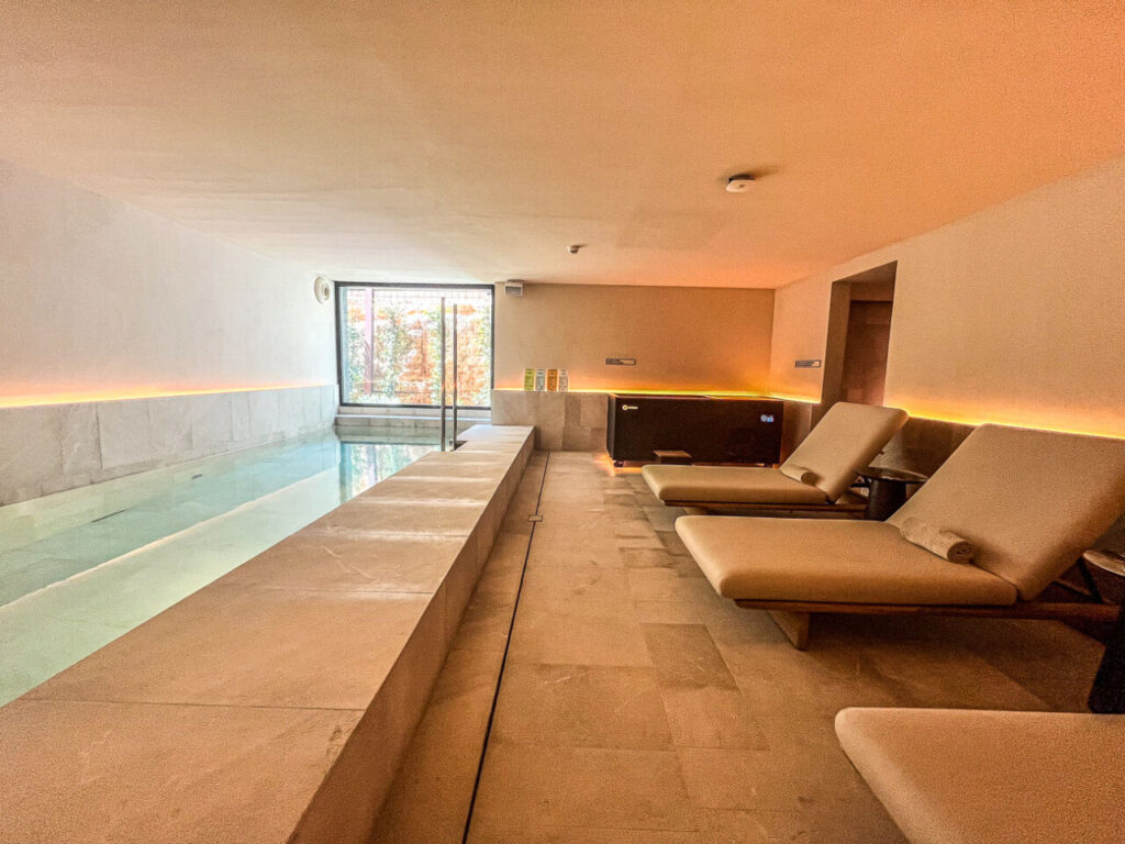 Terreno Barrio Hotel: el barrio que se hizo hotel en Palma 14 Interior del spa del Hotel El Terreno con piscina y tumbonas