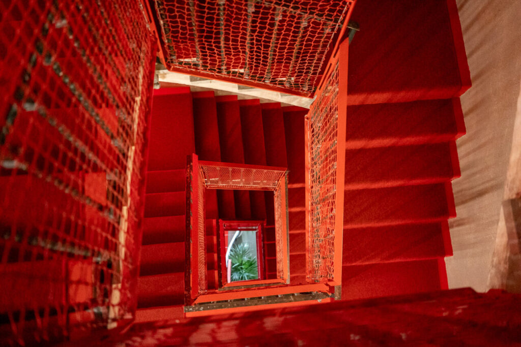Terreno Barrio Hotel: el barrio que se hizo hotel en Palma 4 Vista desde arriba de una escalera roja en el hotel Terreno