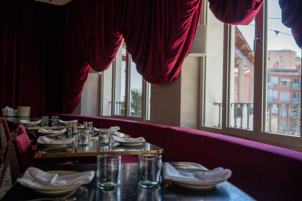 Terreno Barrio Hotel: el barrio que se hizo hotel en Palma 8 Interior del restaurante del Terreno Barrio Hotel en Palma