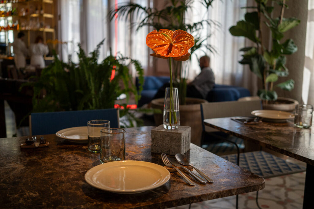 Terreno Barrio Hotel: el barrio que se hizo hotel en Palma 7 Mesa decorada en el restaurante del Terreno Barrio Hotel en Palma