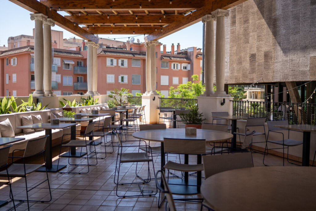 Terreno Barrio Hotel: el barrio que se hizo hotel en Palma 2 Terraza del Terreno Barrio Hotel con mesas y sillas