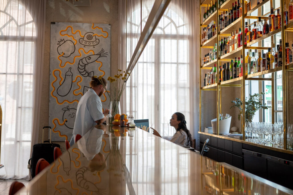 Terreno Barrio Hotel: el barrio que se hizo hotel en Palma 6 Interior del bar del Terreno Barrio Hotel con decoración moderna.