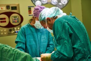 Médicos realizando una cirugía estética en un quirófano moderno