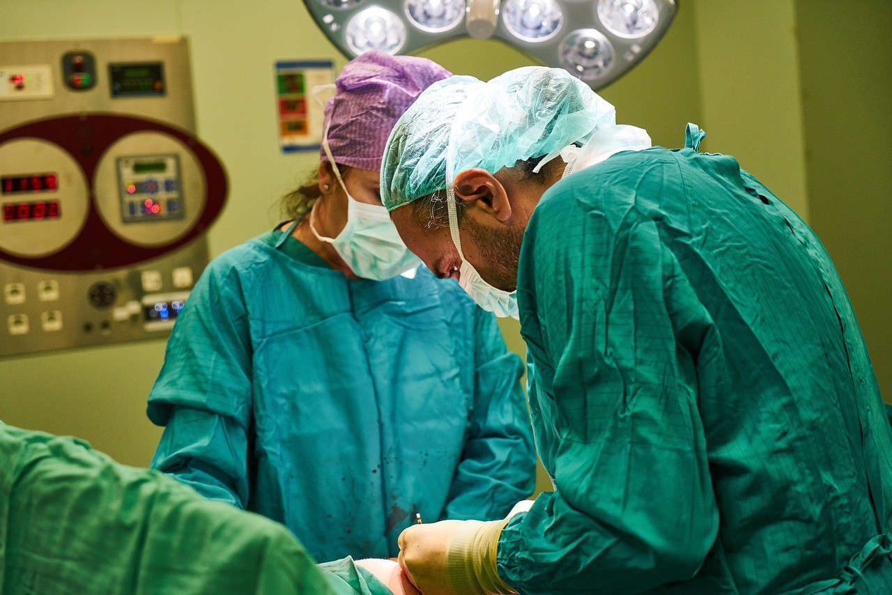 Médicos realizando una cirugía estética en un quirófano moderno