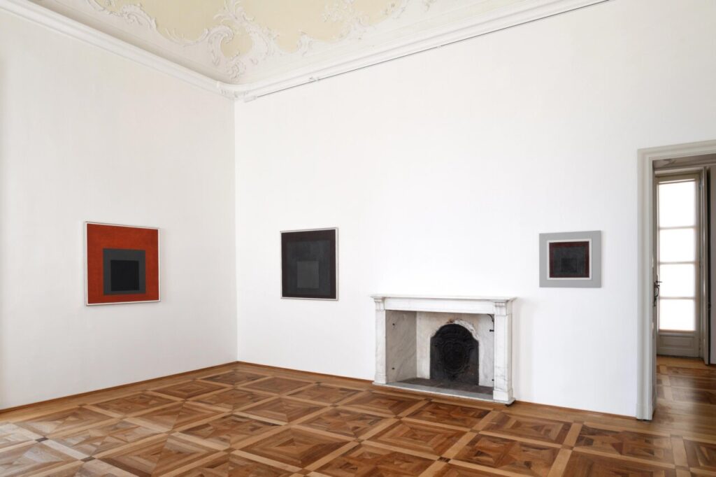 Las meditaciones de Josef Albers 4 Sala de exposición con obras de arte abstracto en la pared.