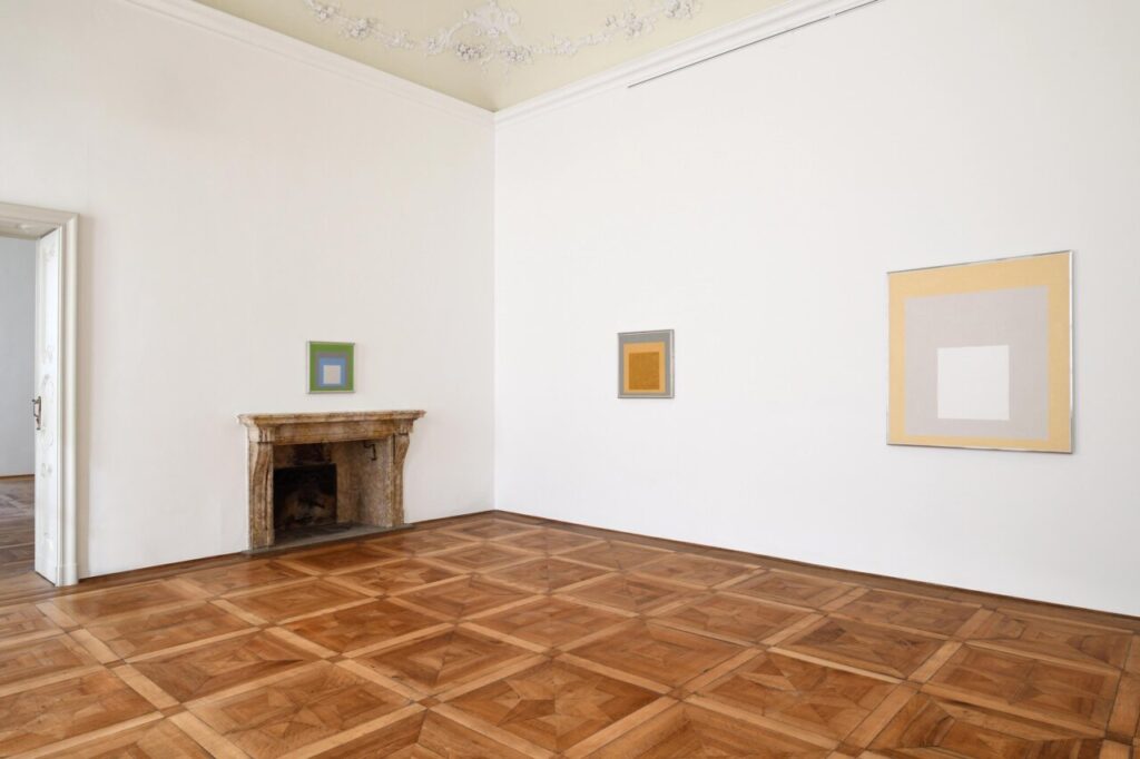 Las meditaciones de Josef Albers 2 Interior de la Galería Casa de América con obras de PSJM en las paredes.