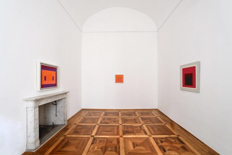 Revista Cultural y viajes desde Baleares 1 Interior de la Galería Casa de América con obras de PSJM en las paredes.