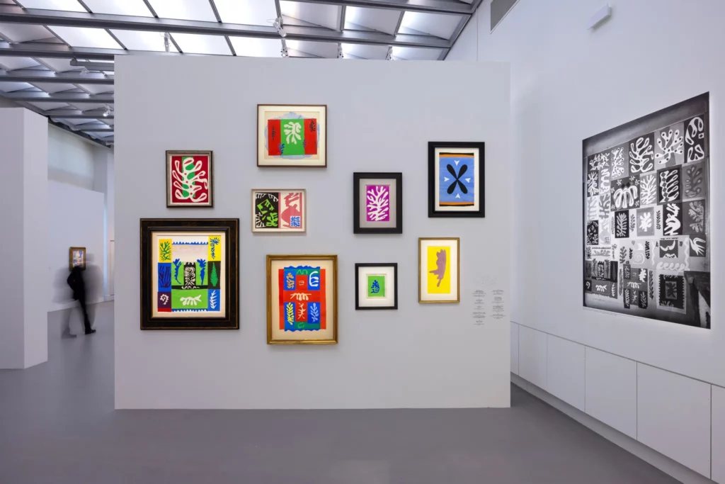 Pared de galería con diversas obras de arte de Matisse en exposición.