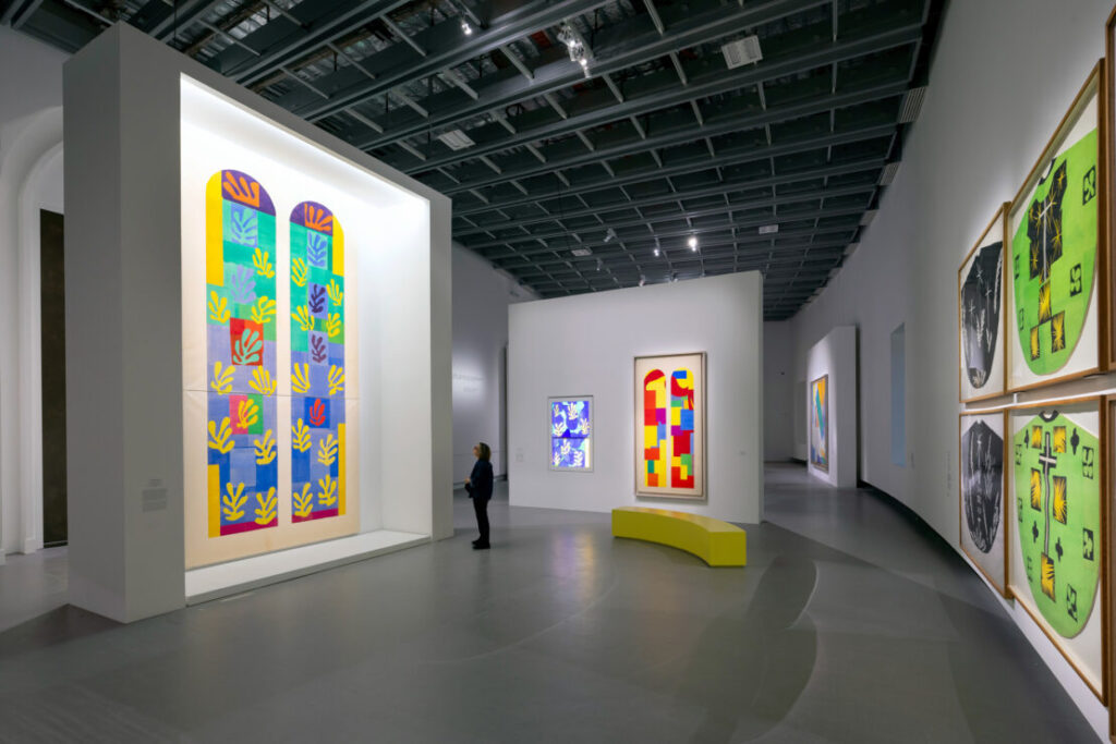 Vista de la exposición de Josef Albers en Villa Panza con obras coloridas.