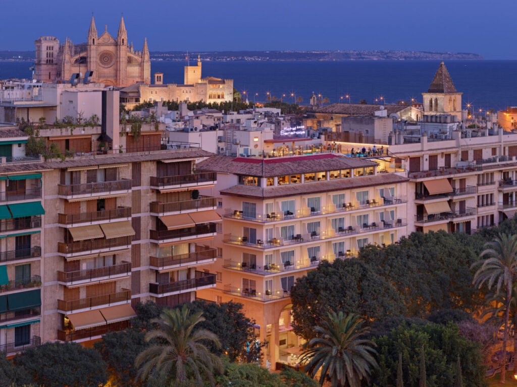 El Hotel Saratoga, el balcón de Palma para un verano con eclipse total 1 Vista del Hotel Saratoga en Palma al anochecer con la catedral de fondo