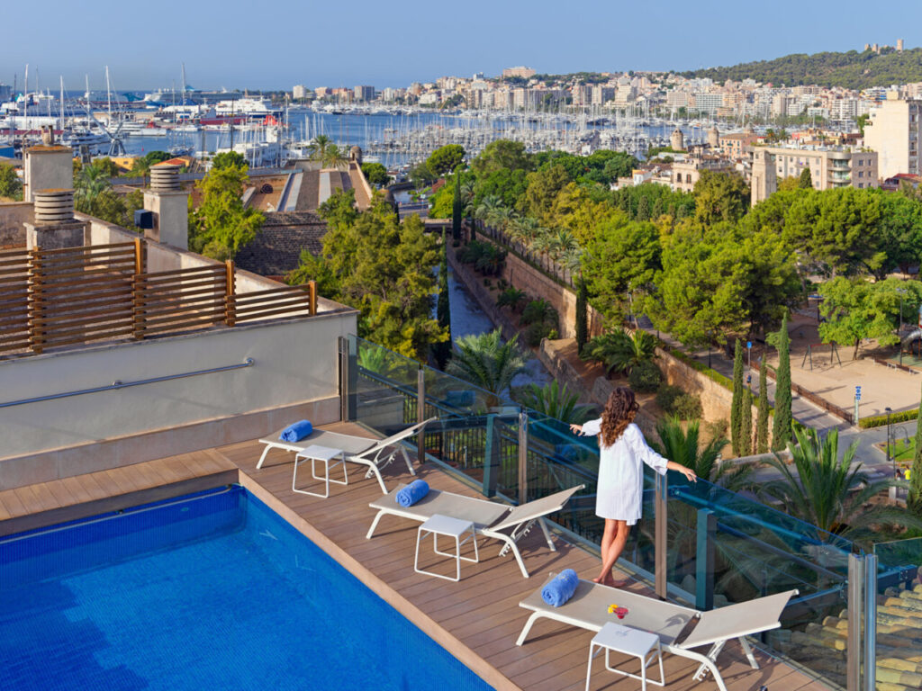 Vista desde la piscina del Hotel Saratoga en Palma de Mallorca