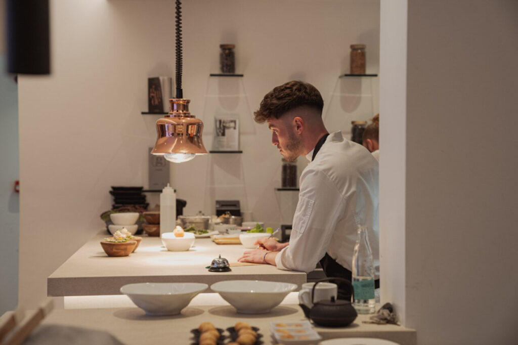El Hotel Saratoga, el balcón de Palma para un verano con eclipse total 2 Chef Juan Pinel trabajando en la cocina del restaurante L'Àtic en Palma