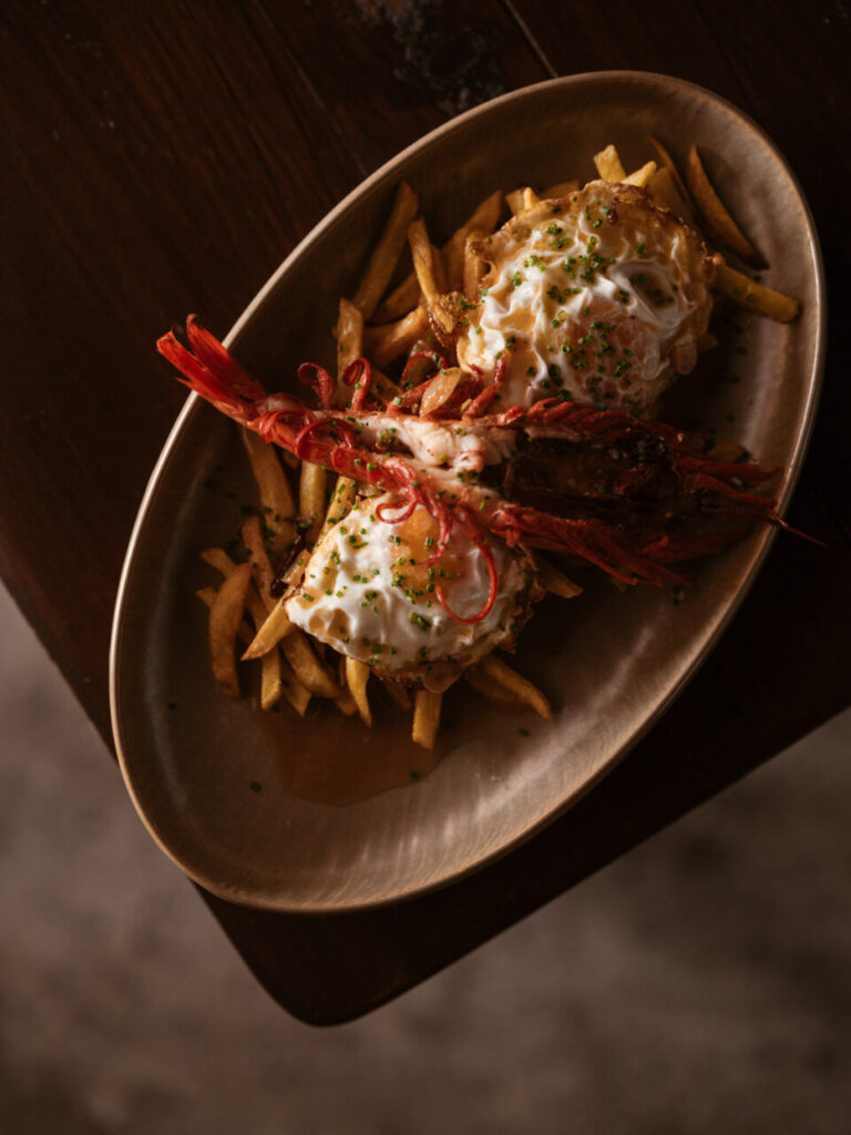 Finca La Plaza: la finca de casi tres siglos que cocina la Ibiza más auténtica 4 Plato gourmet con langostinos y papas fritas en Finca La Plaza
