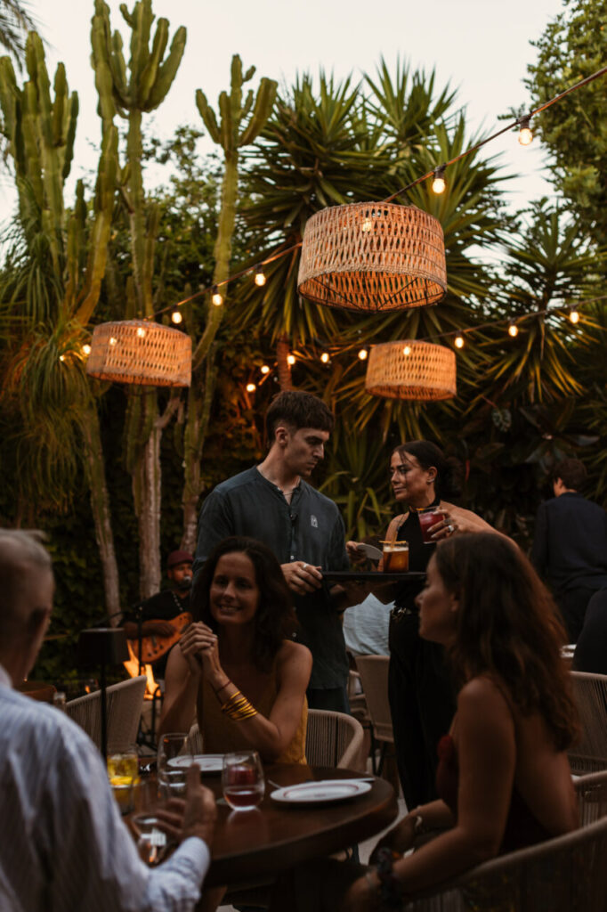Finca La Plaza: la finca de casi tres siglos que cocina la Ibiza más auténtica 2 Clientes disfrutando de una cena en Finca La Plaza en Ibiza
