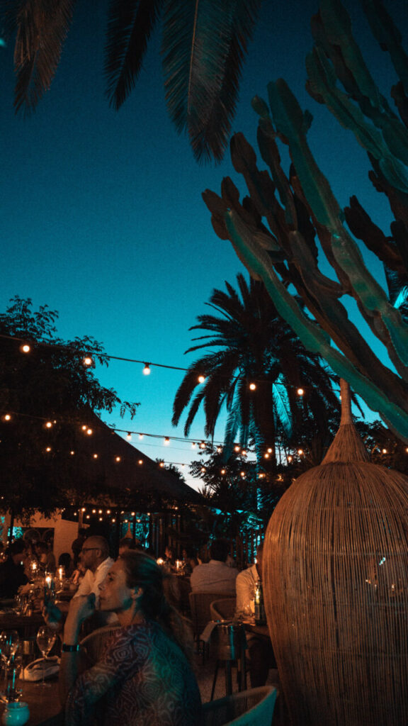 Finca La Plaza: la finca de casi tres siglos que cocina la Ibiza más auténtica 1 Ambiente nocturno en Finca La Plaza con luces y vegetación